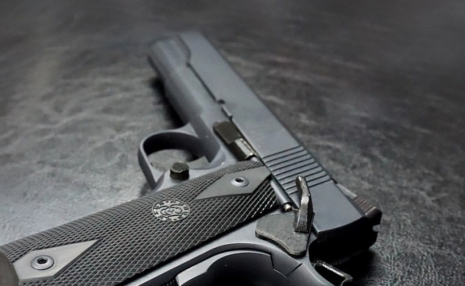 Сотрудница МВД Бурятии давала ребенку поиграть служебным оружием 
