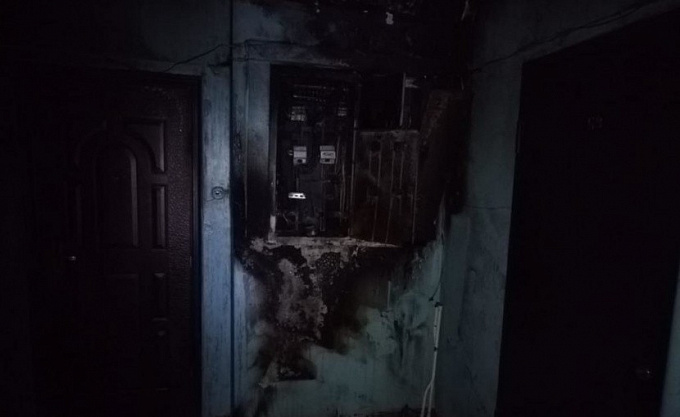 В Бурятии дважды подожгли многоэтажку. Людей эвакуировали