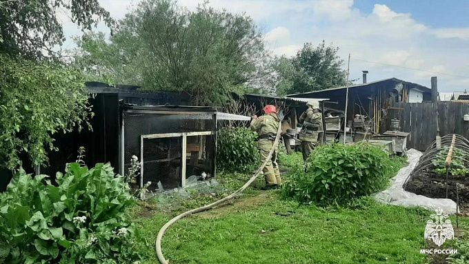В Улан-Удэ два гаража горели из-за детских игр с огнем