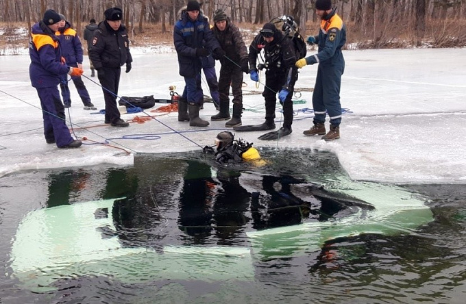 В Бурятии водителя ушедшего под лед автомобиля нашли мертвым