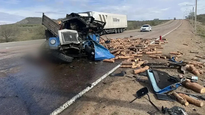 Водитель грузовика погиб в лобовом ДТП в районе Бурятии