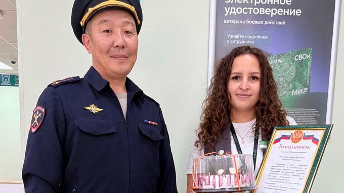 Сотрудница банка спасала сбережения жительницы Бурятии