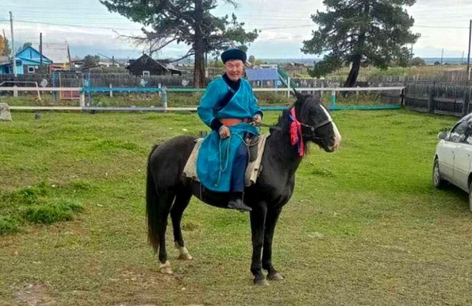 Директор школы в районе Бурятии приехал голосовать верхом на коне