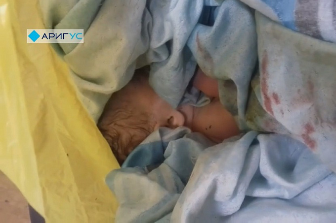 На станции в Улан-Удэ нашли живого младенца, завернутого в пакет