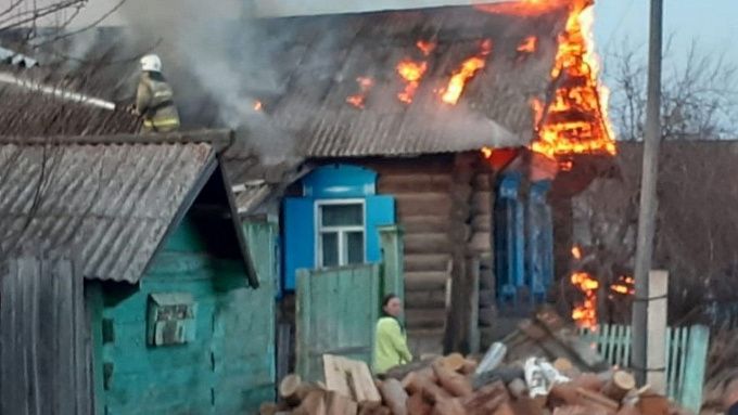 В Бурятии из-за детской шалости дворы двух соседних домов превратились в пепелище