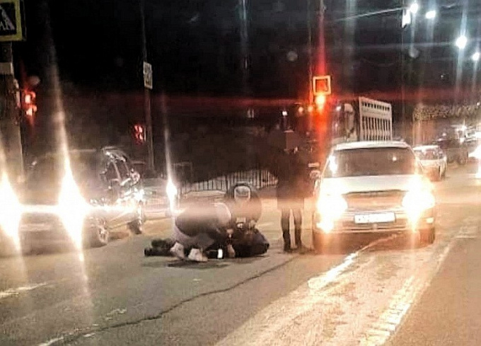 В Улан-Удэ мужчина выбежал на «красный» и попал под машину