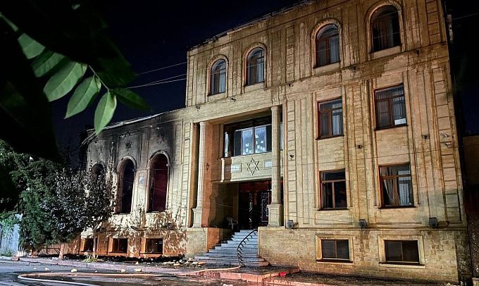 В Дагестане обстреляли синагогу, церковь и пост ДПС