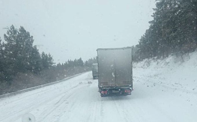 Сильный снегопад сковал движение на федеральных трассах в Бурятии