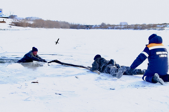 В Улан-Удэ спасатели провели рейд по тонкому льду
