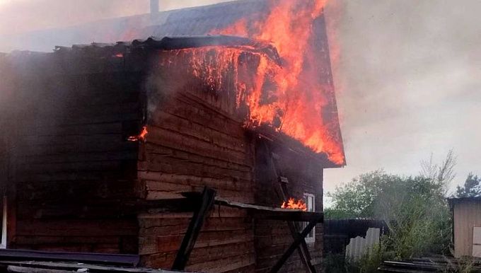 Пожар охватил дом в пригороде Улан-Удэ