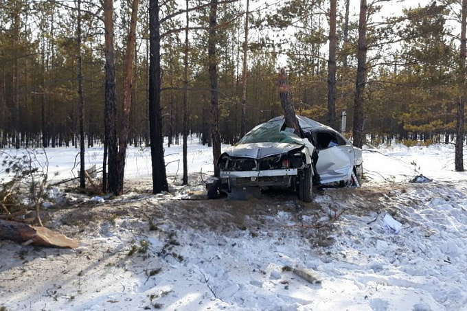 В Бурятии автомобиль врезался в дерево, есть погибшие