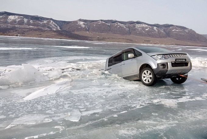 За прошедшие выходные два автомобиля оказались в ледовой ловушке на Байкале