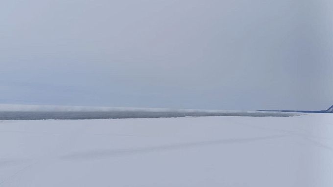 Опасные трещины образовались на севере Байкала