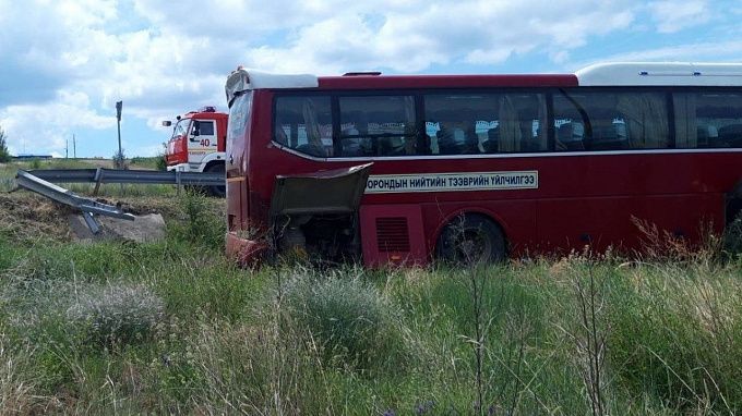 Автобус с 20 монгольскими туристами слетел в кювет на трассе в Бурятии