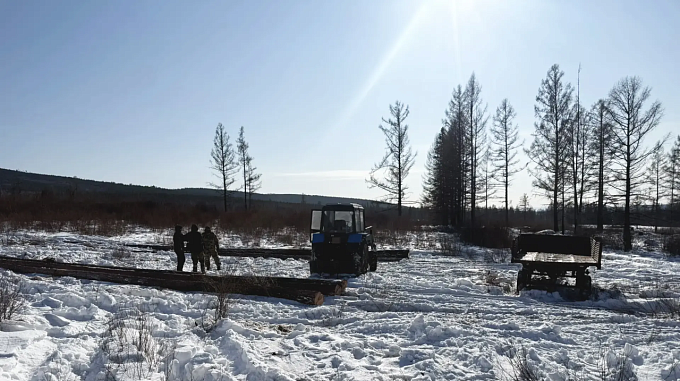 В Бурятии у черного лесоруба изъяли трактор, бензопилу и древесину