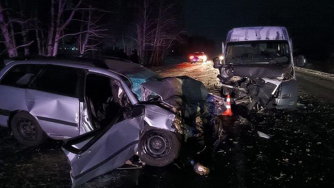 В Бурятии «Тойота» на встречке столкнулась с автобусом