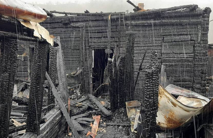 В Бурятии жильцы горящего дома спаслись, выпрыгивая из окон