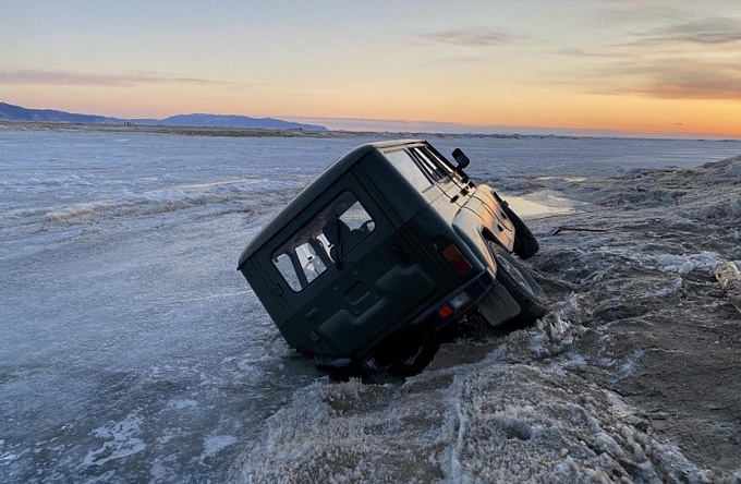 Автомобиль провалился под лед на реке в Бурятии