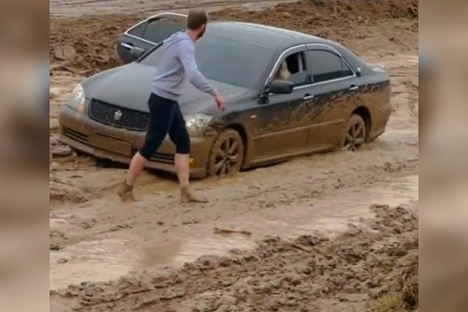В районе Бурятии автомобилисты тонут в грязи