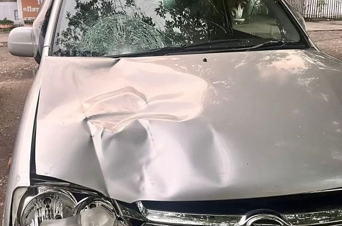 В Бурятии пьяная женщина сбила пешехода и уехала. Её задержал очевидец
