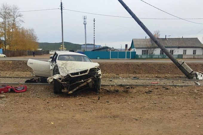 В Бурятии водитель без прав врезался в столб. Два человека пострадали