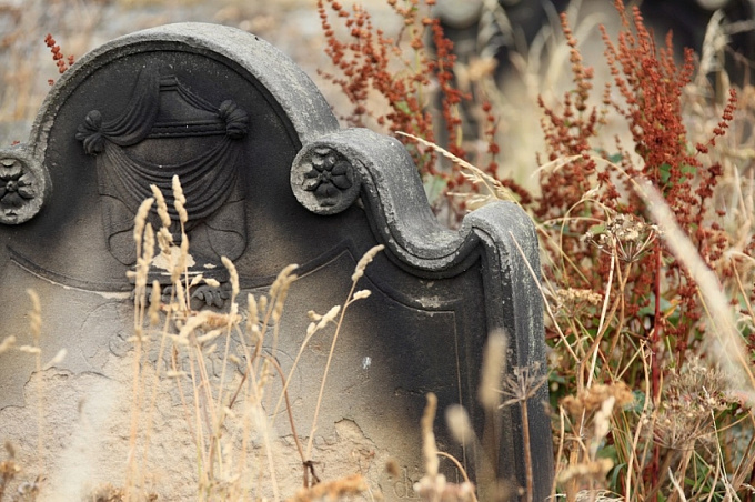 В Бурятии подростки осквернили на кладбище около 100 могил