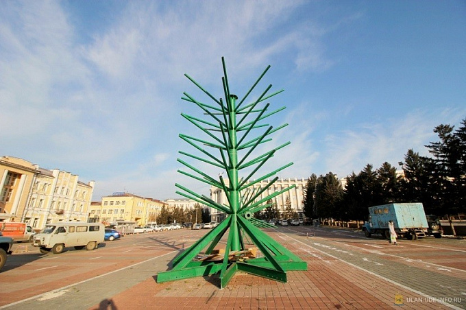 На главной площади Улан-Удэ устанавливают 27-метровую елку