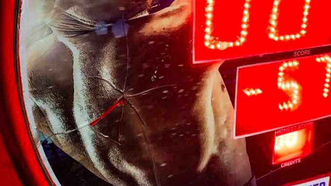 В Улан-Удэ разгневанный парень разбил автомат «Силомер»