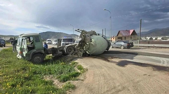  Бетономешалка перевернулась на трассе в пригороде Улан-Удэ