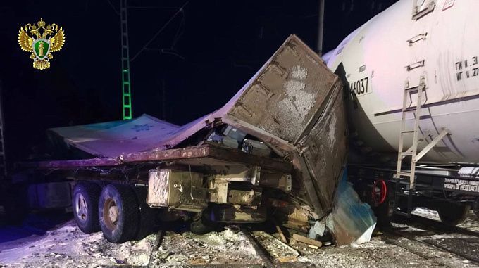 КамАз столкнулся с поездом на железнодорожном переезде в Бурятии