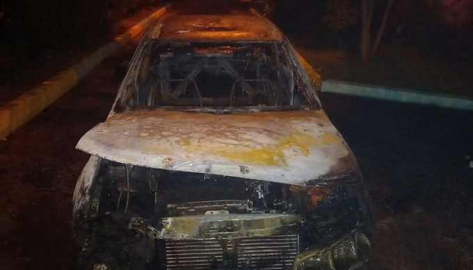 В Улан-Удэ дотла сгорел автомобиль