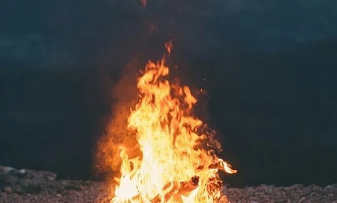В Бурятии сгорела столовая турбазы на Байкале