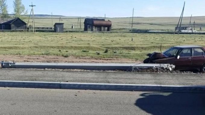 Водитель «Тойоты» снес электроопору в селе Бурятии
