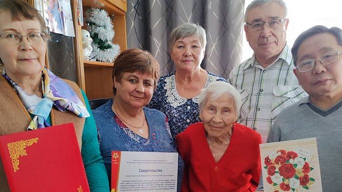 В Бурятии ветерана педагогического труда поздравили с 95-летием