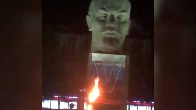 В Улан-Удэ неизвестные подожгли баннер с символом V на памятнике Ленину