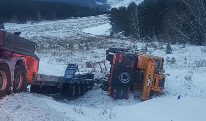 Грузовик с прицепом перевернулся на трассе в Бурятии