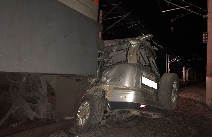 Поезд сбил машину в Забайкалье. 4 человека погибли