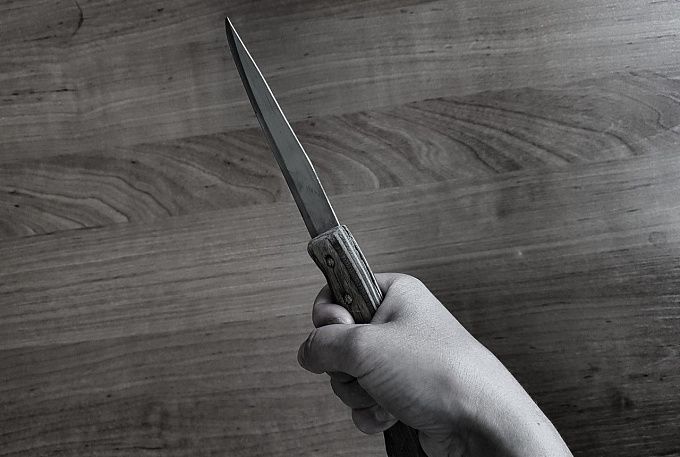 Житель Бурятии изрезал ножом мужчину и женщину