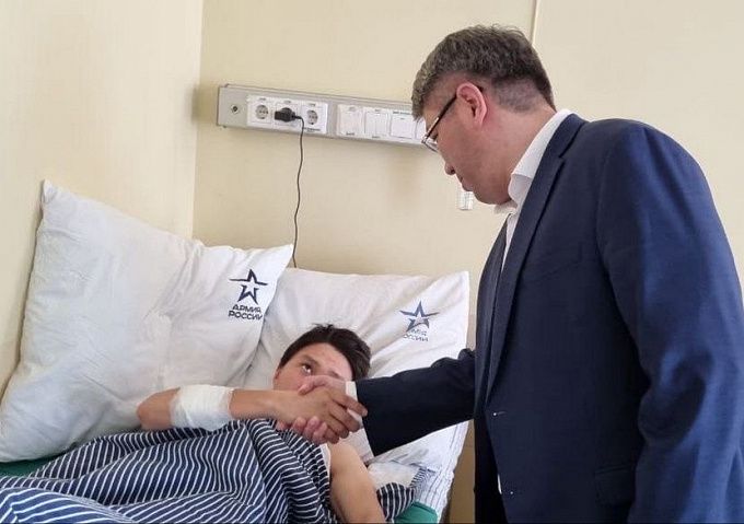 Раненых военнослужащих из Бурятии в больнице навестил глава