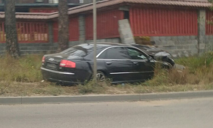 В Улан-Удэ Audi A8 врезался в забор (ФОТО)