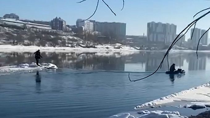 Очевидцы: Льдину с рыбаками оторвало от берега в Улан-Удэ. ОБНОВЛЕНО