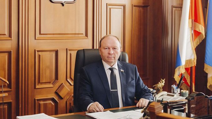 Председатель Народного Хурала Владимир Павлов поздравил женщин с 8 марта