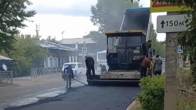 Ремонт дороги продолжается в центре Улан-Удэ 