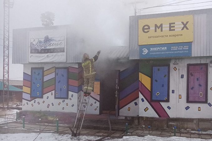 В Бурятии горело здание магазина и фотостудии