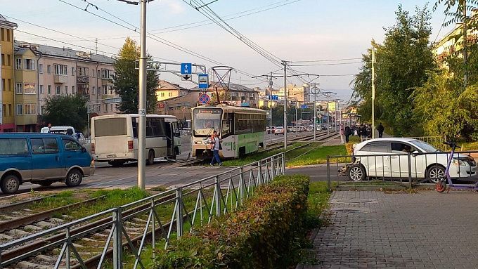 В центре Улан-Удэ столкнулись легковушка, автобус и трамвай