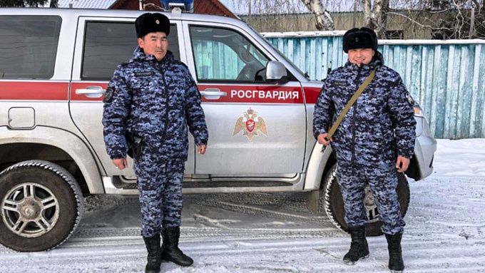 Росгвардейцы спасли замерзающего на улице жителя Бурятии