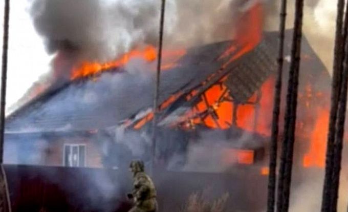 В Бурятии крупный пожар с жилого дома перекинулся на лес