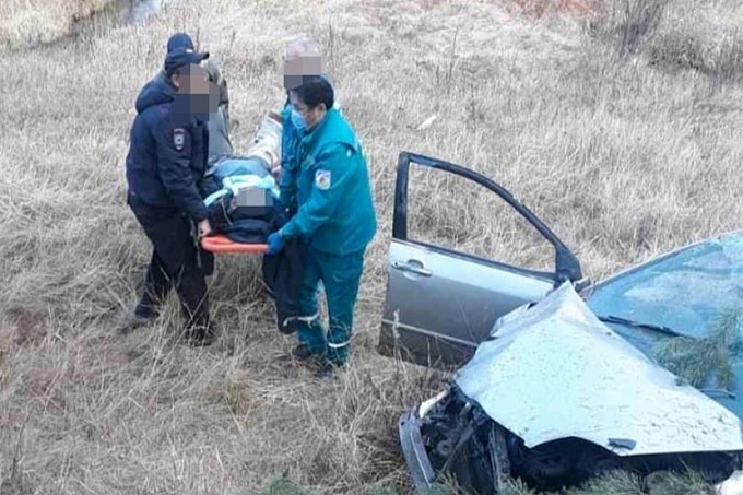 В Улан-Удэ иномарка улетела в кювет, водитель получил страшные травмы