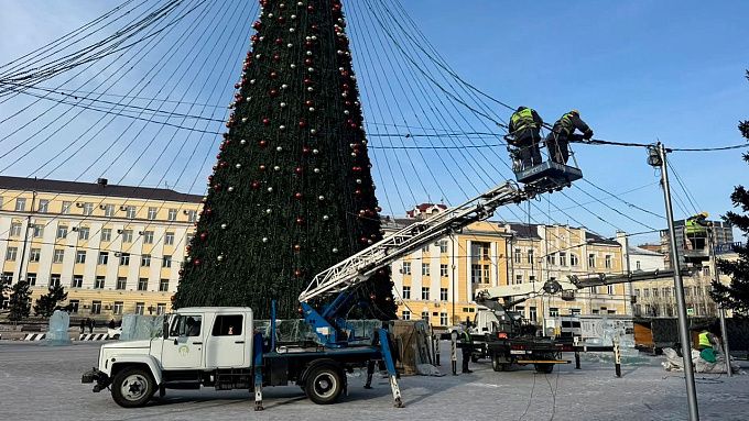 Новогодний городок начали разбирать в центре Улан-Удэ