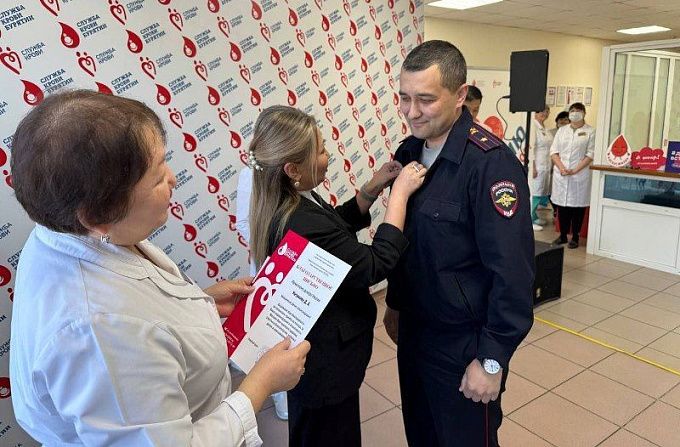 Полицейский из Бурятии стал Почетным донором России 